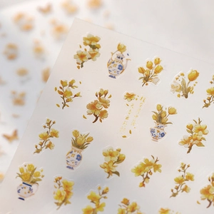Nagelaufkleber mit gelben Osmanthus- und Tulpenmotiven sowie klassischer Poesie-Optik