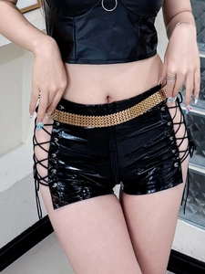 Pantaloncini sexy in finta pelle nera con lacci laterali e finitura lucida a specchio