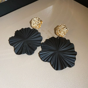 Schicke schwarze Spiralblumen-Ohrhänger mit goldfarbenen Metall-Oberteilen für Damen