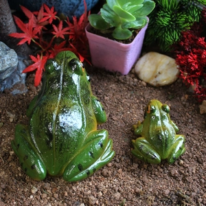 Set of two realistic green resin frog statues for garden and fish tank landscape decoration