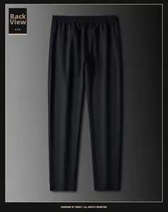 Vista posterior detallada del pantalón deportivo negro para hombre con cintura elástica