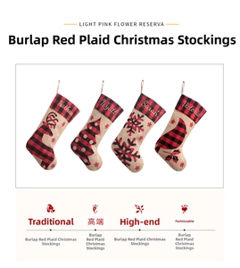 Détail de chaussettes de Noël en toile de jute avec rennes et motifs à carreaux rouges