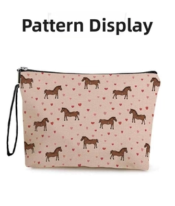 Detail der rosa Kosmetiktasche mit roten Herzen, Pferde-Print und schwarzem Reißverschluss