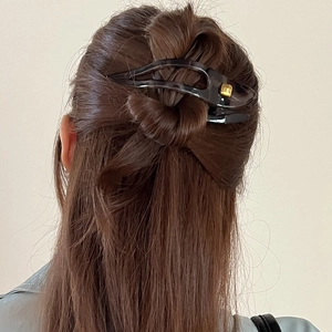 High-quality tortoiseshell resin swallowtail hair clip with gold square accent for women