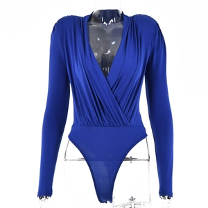Detail eines blauen Langarm-Bodys mit tiefem V-Ausschnitt und gerafftem Stretchstoff
