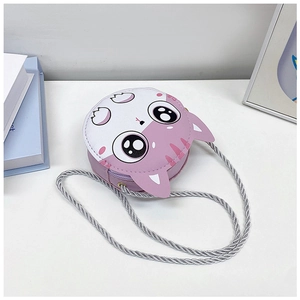 Détail du petit sac à bandoulière rose en forme de chat pour enfant avec cordon