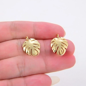 Detailaufnahme goldener hohler Monstera-Blattanhänger für DIY-Schmuckherstellung