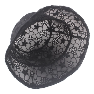 Chapeau de soleil élégant en dentelle d'organza noire avec motifs floraux et maille aérée