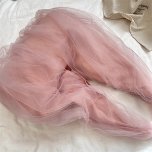 Vue détaillée d'un sac cabas en tulle rose avec un design doux pour femmes.