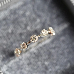 Gros plan d'une bague fine en argent sertie de zircons champagne dans son écrin
