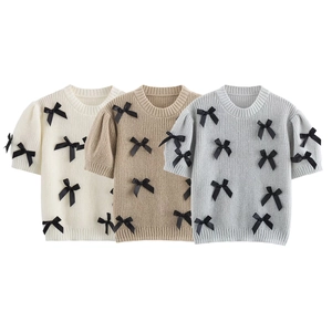 Pulls en maille à manches courtes blanc, kaki et gris avec petits nœuds noirs
