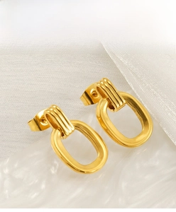Détail des boucles d'oreilles ovales en acier inoxydable doré avec triple texture