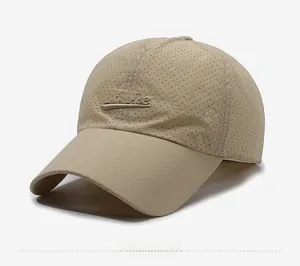 Detailansicht der khakifarbenen Mesh-Baseballkappe mit atmungsaktivem Stoff und Bestickung