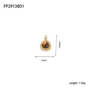 Détail du pendentif oeil de tigre en acier doré, dimensions de 1,45 cm x 1,0 cm