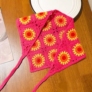 Foulard rose au crochet avec tournesols et lacets, accessoire boho sur bois