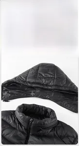 Dettaglio del cappuccio rimovibile su un gilet imbottito nero spesso da uomo