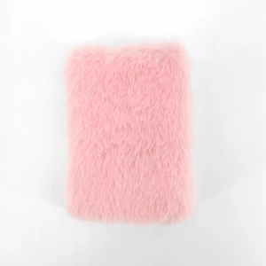 Detailopname van de zachte roze pluche textuur op de mini A7 notebook omslag