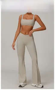 Détail du pantalon de yoga évasé à taille haute et brassière de sport en kaki clair