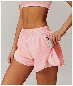 Détail d'un short de sport rose à taille haute avec une poche latérale pour téléphone