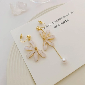Asymmetrische lange Blütenohrringe mit weißen Blumen und Perlen für Ohren ohne Löcher