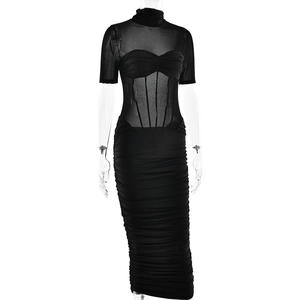 Détail du patchwork en mesh et du design froncé sur robe moulante noire