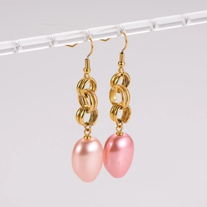 Orecchini a catena dorata con perle rosa a goccia ed eleganti ganci da donna