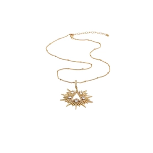 Collier élégant avec pendentif étoile dorée et zircons sur fond blanc épuré