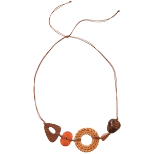 Collier bohème avec pendentifs en résine, osier et bois géométrique sur cordon brun