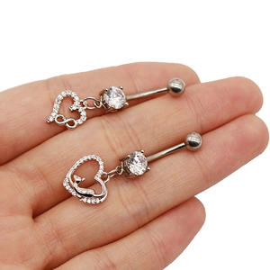 Détails de piercings de nombril en acier avec pendentifs en zircon en forme de cœur