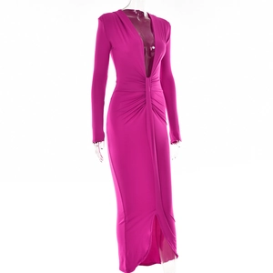 Détail de robe maxi rouge rose à manches longues avec col en V profond et taille plissée