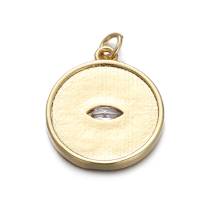 Detailansicht eines goldfarbenen Herzanhängers mit Zirkonstein und Textur-Finish