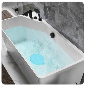 Filtro per lo scarico in silicone blu posto in una vasca da bagno bianca con acqua