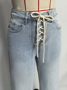 Detailansicht der hellblauen Jeans mit Schnürung und modischem Kordelzug am Bund für Damen