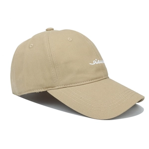 Vue détaillée d'une casquette en coton kaki avec broderie de lettres blanches cursive
