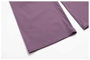 Gros plan détaillé des coutures professionnelles sur le bas d'un pantalon de yoga violet