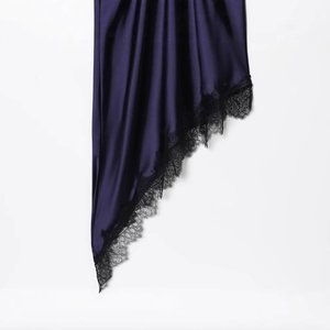 Robe en satin violet foncé avec garniture en dentelle noire et texture soyeuse