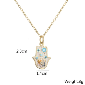 Details von 18K vergoldetem Hamsa-Hand-Anhänger mit blauen Augen, 2,3cm hoch, 3g schwer