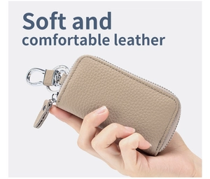 Custodia per chiavi in pelle martellata beige con gancio in metallo e cerniera lampo