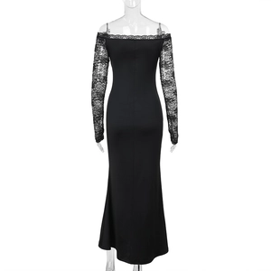 Détail des manches longues en dentelle et du dos dénudé de cette robe longue noire élégante