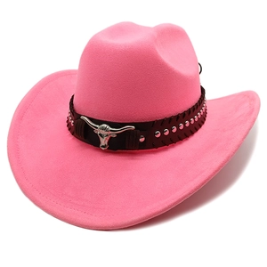Dettaglio cappello da cowboy in camoscio rosa con fascia in pelle e fibbia a toro