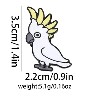 Détail de la broche perroquet cacatoès en émail avec dimensions 3,5 cm de hauteur et 2,2 cm