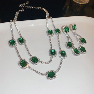 Detailaufnahme von Vintage Silber-Halskette und Smaragd-Ohrringen im Set