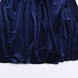 Elegante marineblauwe fluwelen maxi-jurk met halternek en een luxe zachte textuur