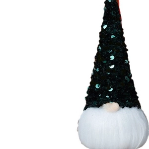 Weihnachtswichtel mit grünen Pailletten und weißem Plüschbart auf weißem Hintergrund
