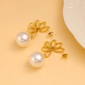 French vintage style asymmetric flower earrings with large pearls and gold finish