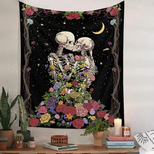 Detail eines gotischen Wandteppichs mit Totenkopf-Liebespaar, Rosen und Mond am weißen Wand