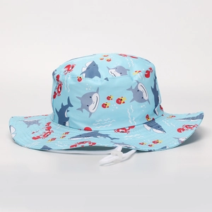 Détail de chapeau soleil enfant bleu clair avec requins et cordon de serrage réglable