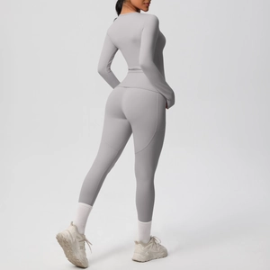 Détail de l'ensemble de yoga gris montrant les poches latérales et le tissu brossé
