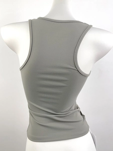Vue arrière du débardeur gris à dos nageur en maille élastique sur un mannequin femme