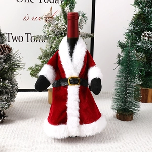 Détail de la housse de bouteille de vin robe de Père Noël en velours rouge avec fourrure